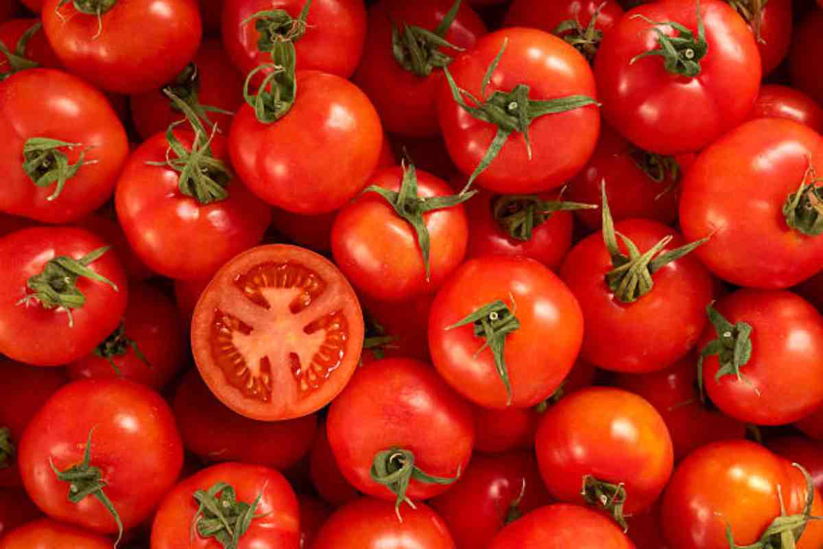 Gli alimenti con i quali è meglio non abbinare i pomodori