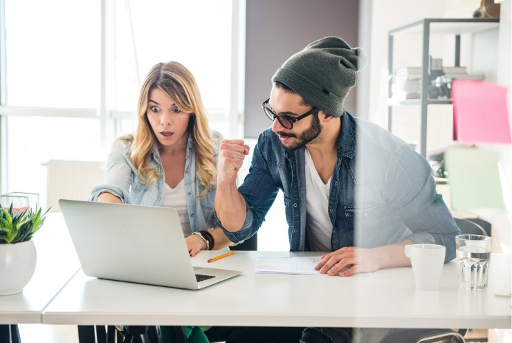 Lavoratori felici per aumento salari