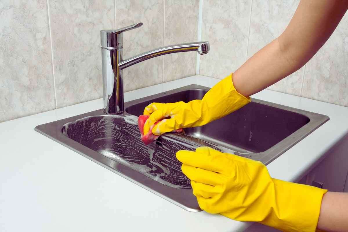 Lavello della cucina pulito a fondo con il metodo della pastiglia