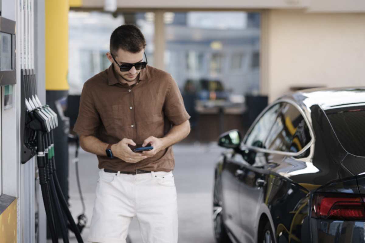 Al momento, il prezzo medio della benzina si aggira attorno ai 2 euro al litro, mentre il diesel è poco sotto questa soglia