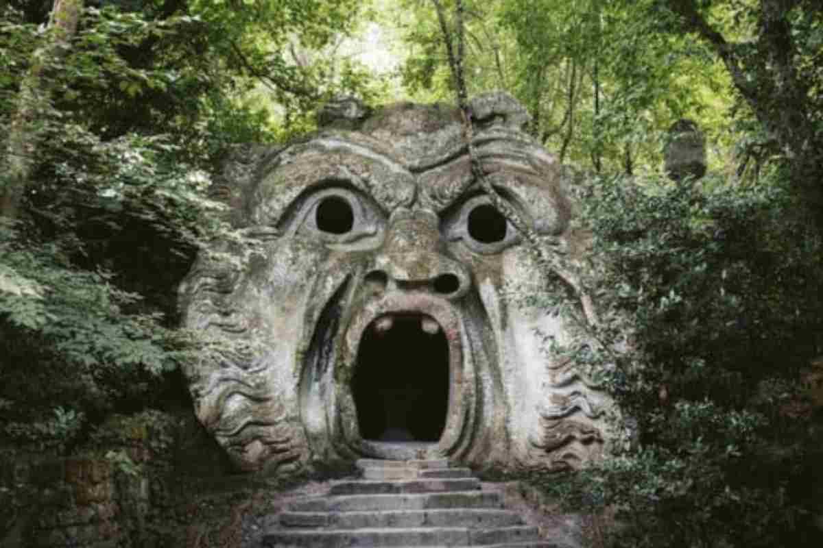 Il Parco dei Mostri di Bomarzo, situato a pochi passi da Viterbo, è un luogo surreale e affascinante.