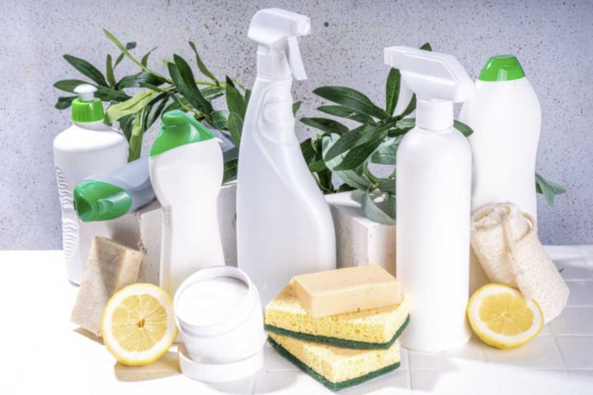 La maggior parte di noi ha già in casa ingredienti semplici come bicarbonato di sodio, aceto, limone e sapone di Marsiglia